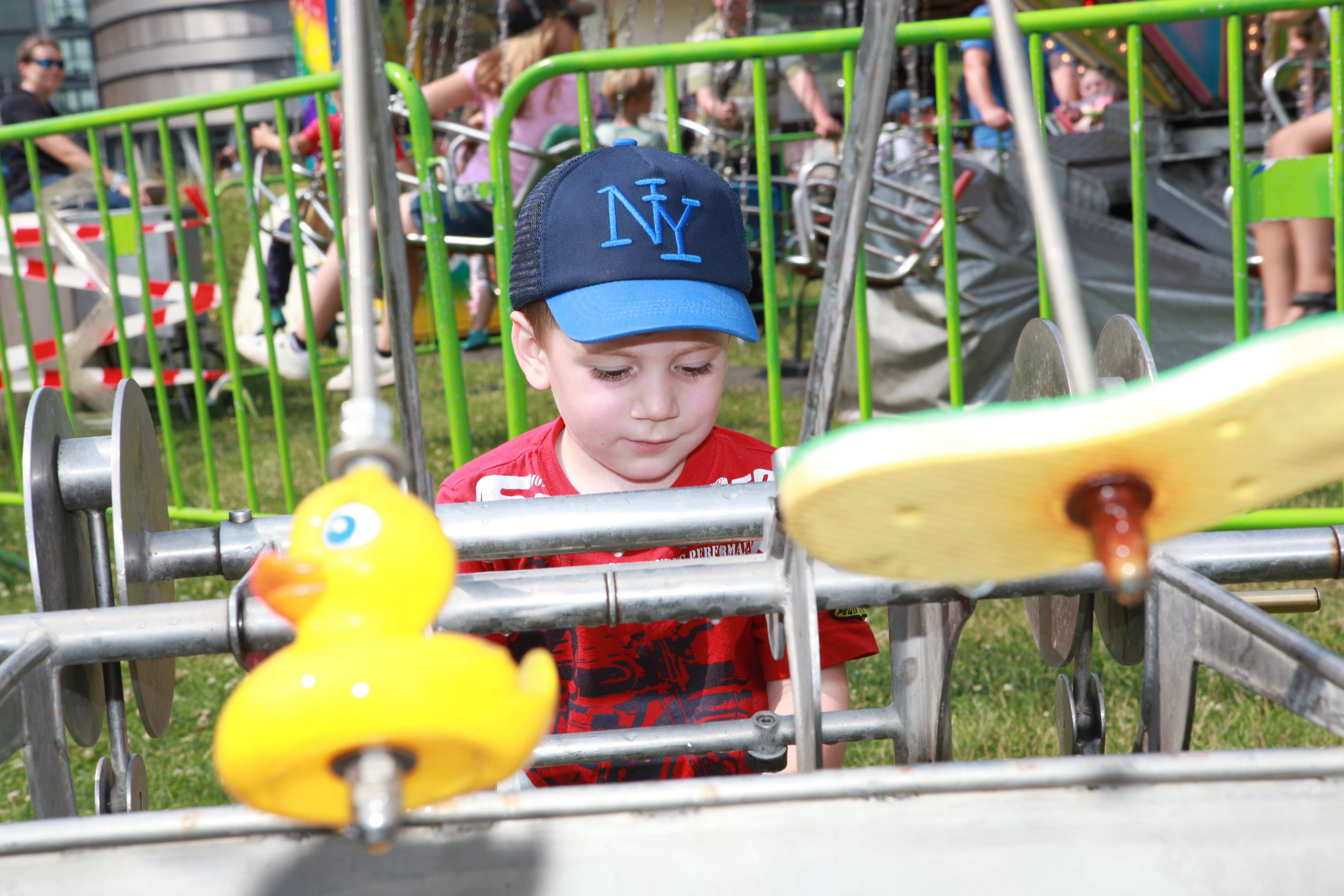Ein Junge beim Innenhafenfest Duisburg 2018 (Quelle: Bastian Strauch)