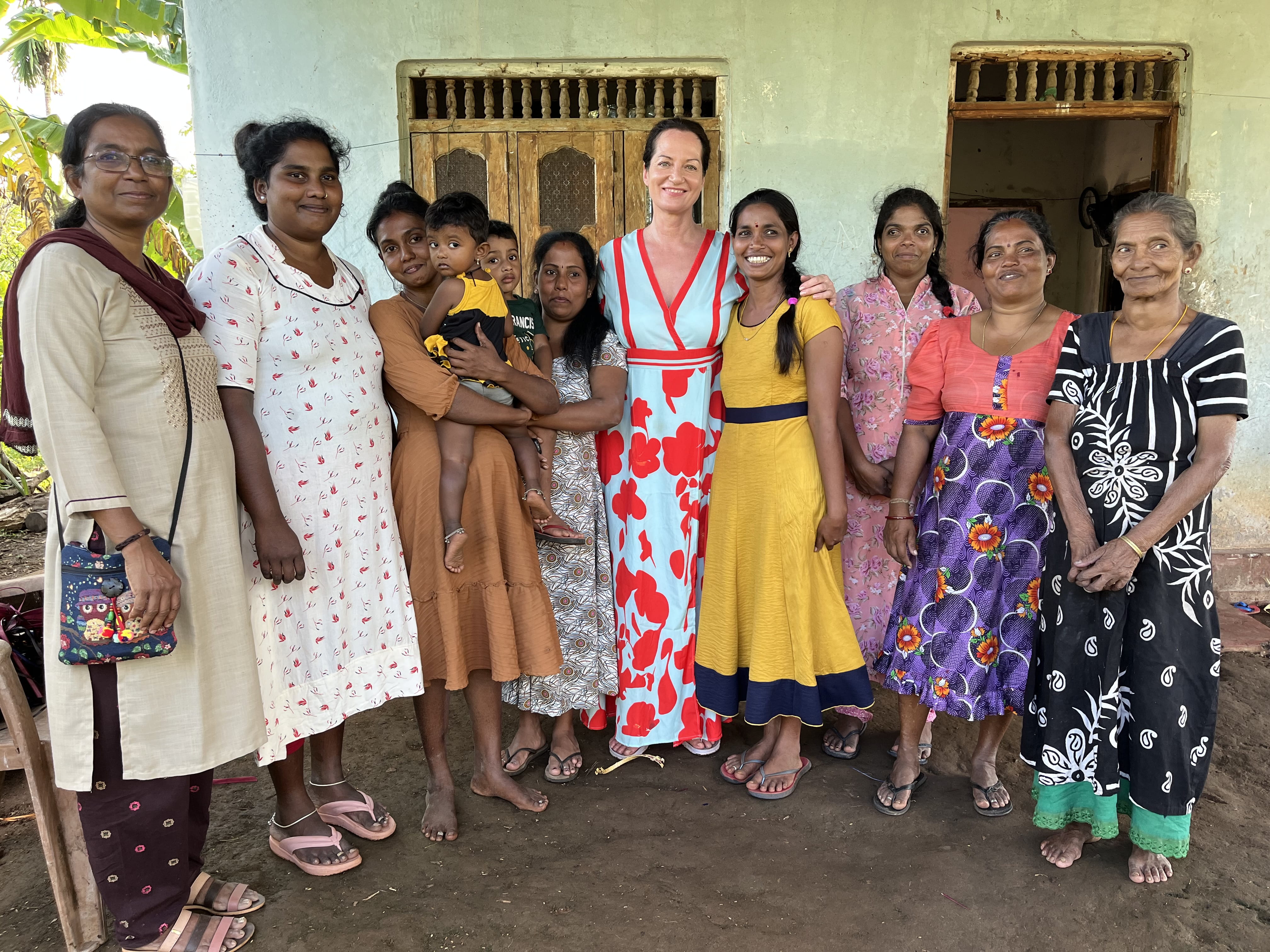 Natalia Wörner mit einer Selbsthilfegruppe in Sri Lanka (Quelle: Kindernothilfe)