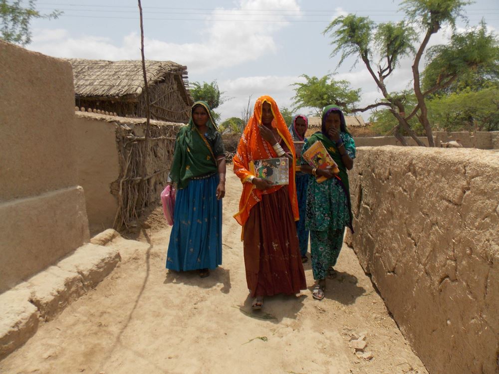 SHG Pakistan 3 Frauen auf dem Weg zum Treffen SHG Pakistan 3 Frauen auf dem Weg zum Treffen