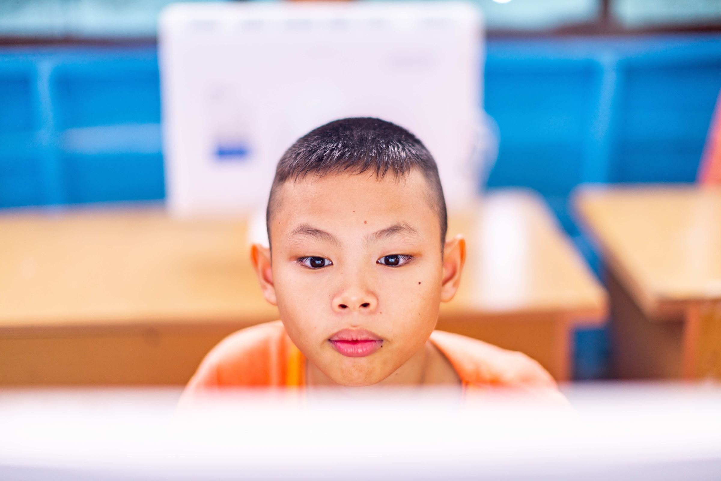 Ein thailändischer Junge arbeitet am Computer (Quelle: Jakob Studnar)
