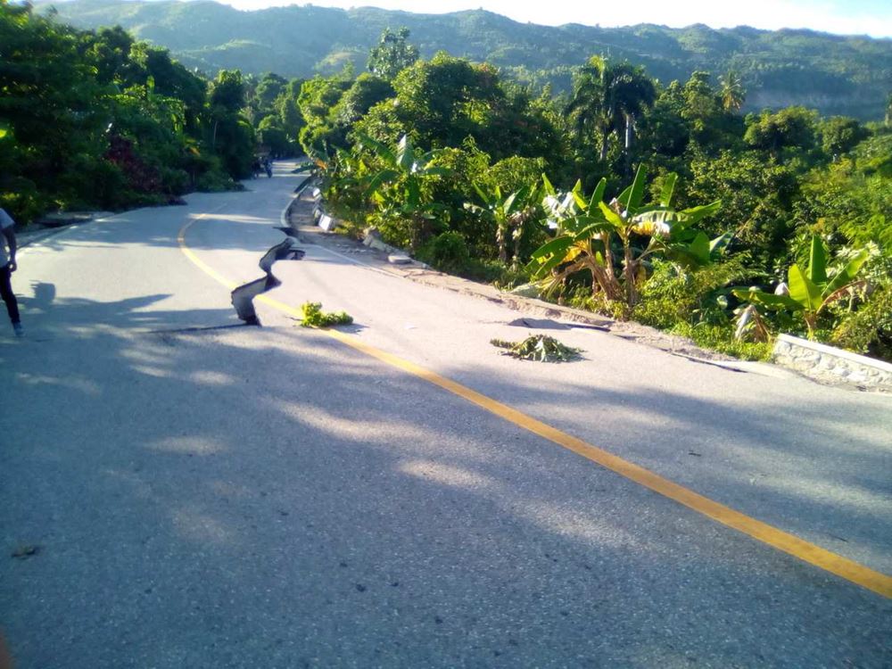 Das Erdbeben zerstörte Straßen und schnitt Landesteile von der Versorgung ab (Quelle: Reinhard Schaller) Das Erdbeben zerstörte Straßen und schnitt Landesteile von der Versorgung ab (Quelle: Reinhard Schaller)