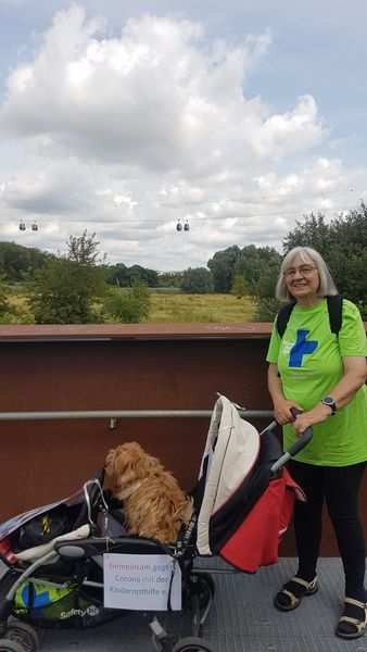 Bettina Brümann, Arbeitskreis Berlin und Arbeitskreis Potsdam-Falkensee, wandert mit ihrer Tochter und ihrem Hund quer durch Berlin, um Spenden für Corona-Projekte der Kindernothilfe zu sammeln. Bettina Brümann, Arbeitskreis Berlin und Arbeitskreis Potsdam-Falkensee, wandert mit ihrer Tochter und ihrem Hund quer durch Berlin, um Spenden für Corona-Projekte der Kindernothilfe zu sammeln.