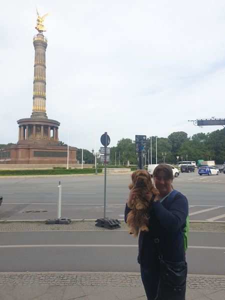 Bettina Brümann, Arbeitskreis Berlin und Arbeitskreis Potsdam-Falkensee, wandert mit ihrer Tochter und ihrem Hund quer durch Berlin, um Spenden für Corona-Projekte der Kindernothilfe zu sammeln. Bettina Brümann, Arbeitskreis Berlin und Arbeitskreis Potsdam-Falkensee, wandert mit ihrer Tochter und ihrem Hund quer durch Berlin, um Spenden für Corona-Projekte der Kindernothilfe zu sammeln.