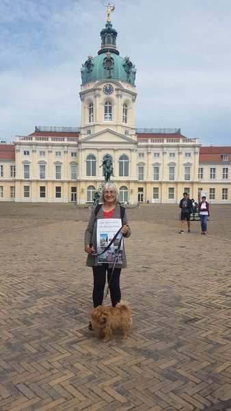 Bettina Brümann, Arbeitskreis Berlin und Arbeitskreis Potsdam-Falkensee, wandert mit ihrer Tochter und ihrem Hund quer durch Berlin, um Spenden für Corona-Projekte der Kindernothilfe zu sammeln. Bettina Brümann, Arbeitskreis Berlin und Arbeitskreis Potsdam-Falkensee, wandert mit ihrer Tochter und ihrem Hund quer durch Berlin, um Spenden für Corona-Projekte der Kindernothilfe zu sammeln.
