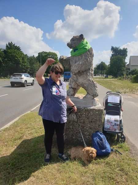 Bettina Brümann, Arbeitskreis Berlin und Arbeitskreis Potsdam-Falkensee, wandert mit ihrer Tochter und ihrem Hund quer durch Berlin, um Spenden für Corona-Projekte der Kindernothilfe zu sammeln. Bettina Brümann, Arbeitskreis Berlin und Arbeitskreis Potsdam-Falkensee, wandert mit ihrer Tochter und ihrem Hund quer durch Berlin, um Spenden für Corona-Projekte der Kindernothilfe zu sammeln.