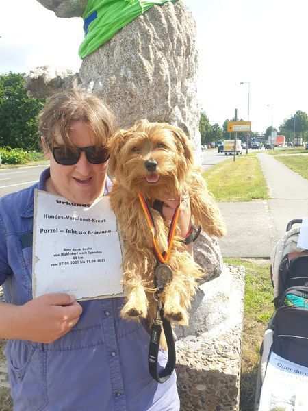 Bettina Brümann, Arbeitskreis Berlin und Arbeitskreis Potsdam-Falkensee, wandert mit ihrer Tochter und ihrem Hund quer durch Berlin, um Spenden für Corona-Projekte der Kindernothilfe zu sammeln. Bettina Brümann, Arbeitskreis Berlin und Arbeitskreis Potsdam-Falkensee, wandert mit ihrer Tochter und ihrem Hund quer durch Berlin, um Spenden für Corona-Projekte der Kindernothilfe zu sammeln.