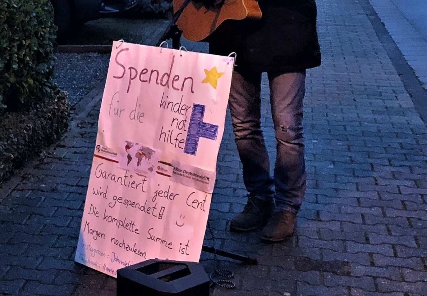 Johannes Weber, Lehrer an der IGS in Speyer, hat zugunsten der Kindernothilfe Weihnachtslieder gespielt (Quelle: privat)
Johannes Weber, Lehrer an der IGS in Speyer, hat zugunsten der Kindernothilfe ...