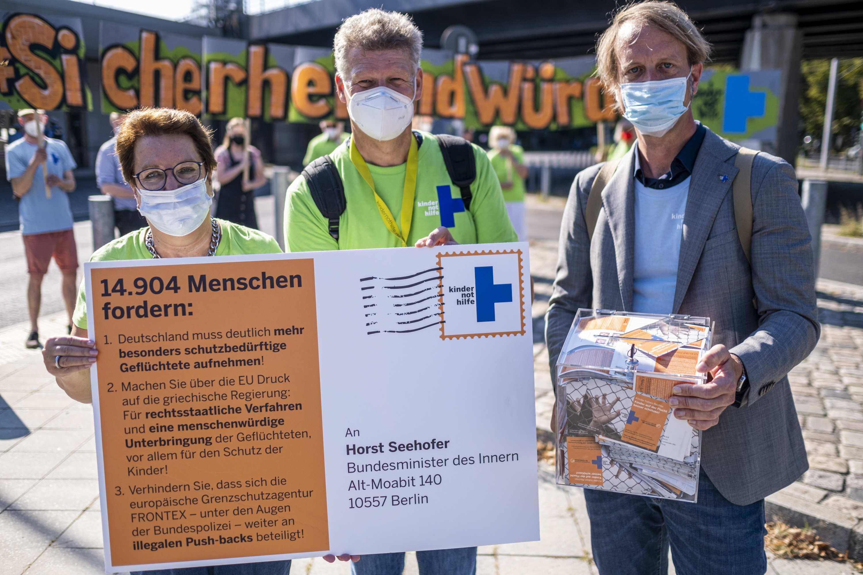 Am 08.09. übergaben Vertreter der Kindernothilfe symbolisch 15.000 Postkarten an das Bundesinnenministerium. Recht im Bild: Der Programmvorstand der Kindernothilfe, Carsten Montag (Quelle: Kindernothilfe) 