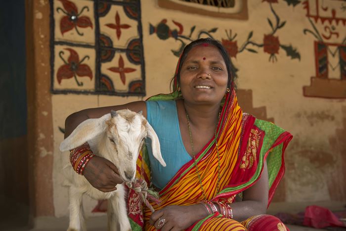 Eine Frau aus einer Selbsthilfegruppe mit einer Ziege. (Quelle: Christian Nusch)