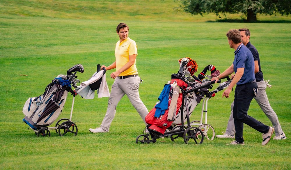 Golfer mit ihren Caddys beim Charity Cup in Duisburg-Huckingen (Quelle: Jakob Studnar) Golfer mit ihren Caddys beim Charity Cup in Duisburg-Huckingen (Quelle: Jakob Studnar)