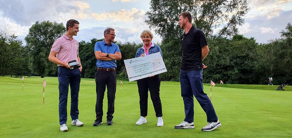 Scheckuebergabe nach dem Golf & More Charityturnier in Duisburg-Huckingen (Quelle: Manfred Garreis) Golfer mit ihren Caddys beim Charity Cup in Duisburg-Huckingen (Quelle: Manfred Garreis)