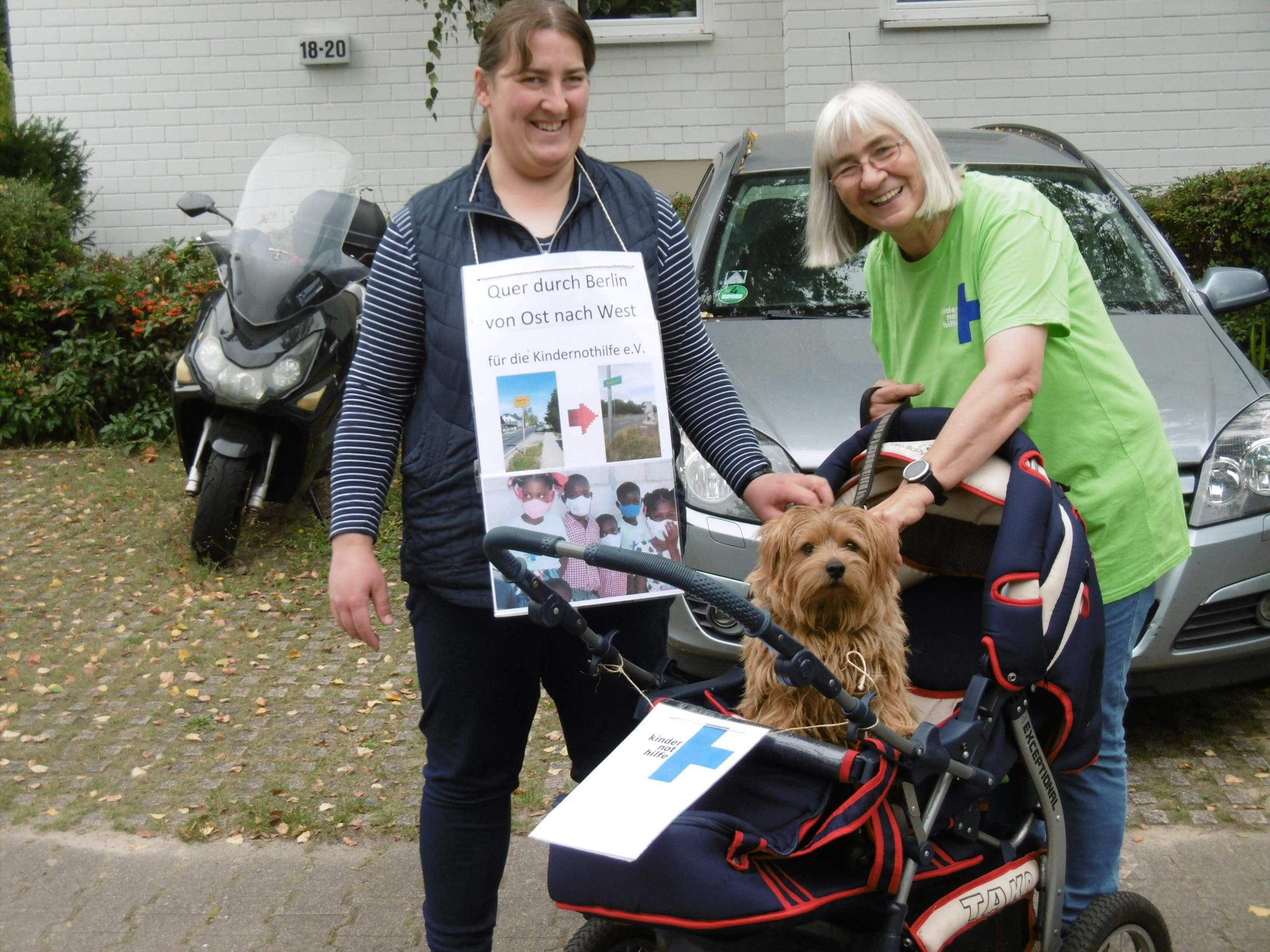 Bettina Brümann, Tochter Sonja (beide vom FK Potsdam) und Hund Purzel sind 44 km quer durch Berlin gewandert und haben Spenden gesammelt (Quelle: privat)