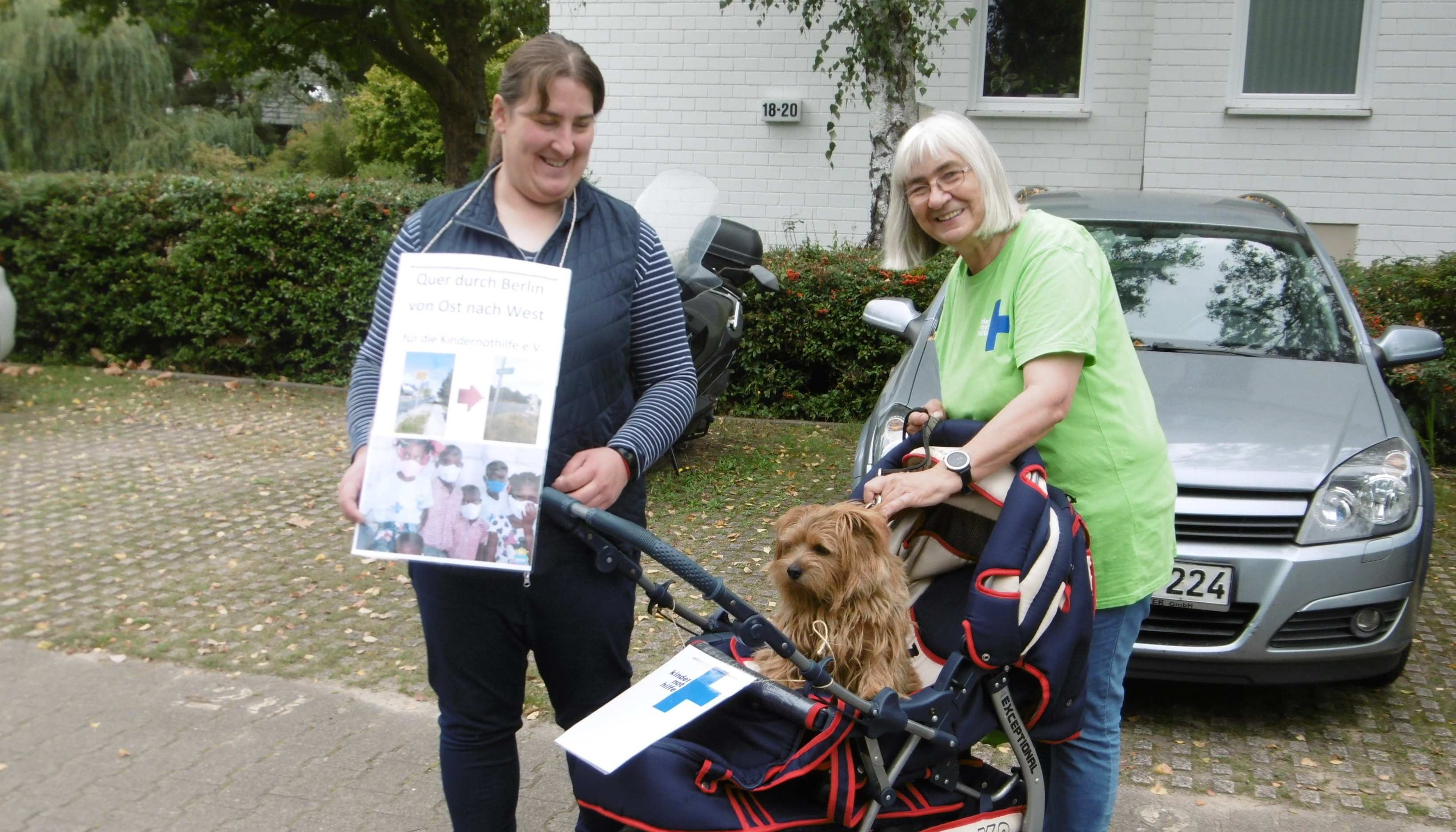 Bettina Brümann, Tochter Sonja und Hund Purzel wanderten quer durch Berlin und sammelten Spenden (Quelle: privat)