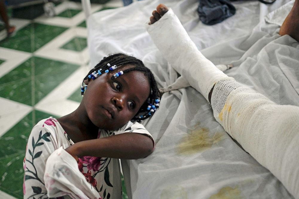 Ein Mädchen wacht bei seiner verletzten Mutter am Krankenbett (Quelle: picture alliance)