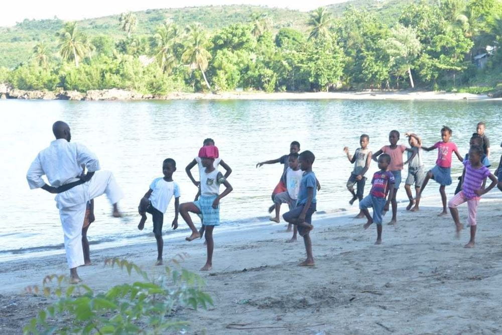 In den Kinderzentren können Mädchen und Buben für einige Stunden mit Sport, Malen, Singen und Spielen das Chaos vergessen (Foto: Kindernothilfe) In den Kinderzentren können Mädchen und Buben für einige Stunden mit Sport, Malen, Singen und Spielen das Chaos vergessen (Foto: Kindernothilfe)