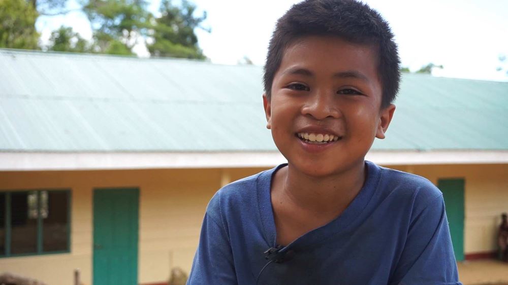 Ein Junge aus den Philippinen lacht. (Quelle: Lorenz Töpperwien / Ludwig Grunewald)