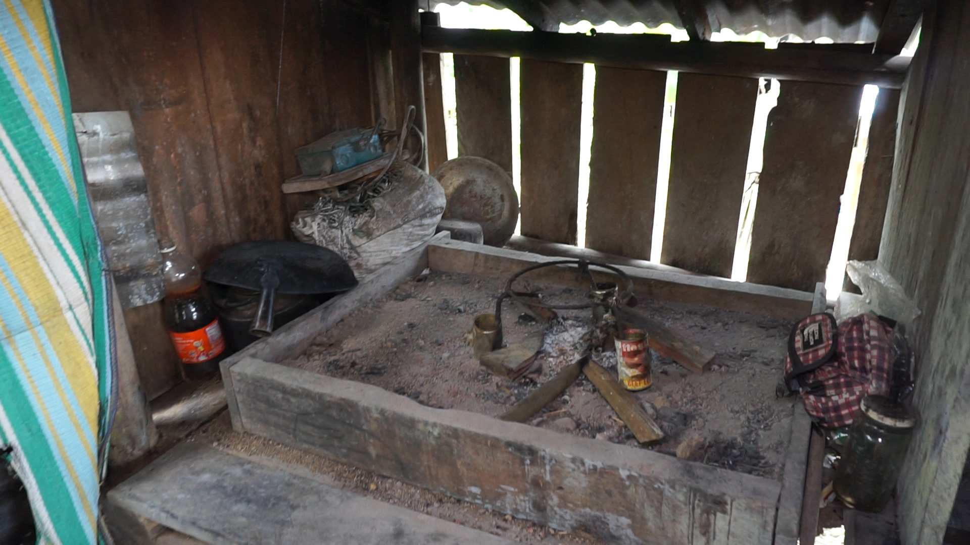 Feuerstelle in Iskos und Teniels Hütte (Quelle: Ludwig Grunewald/Lorenz Töpperwien)