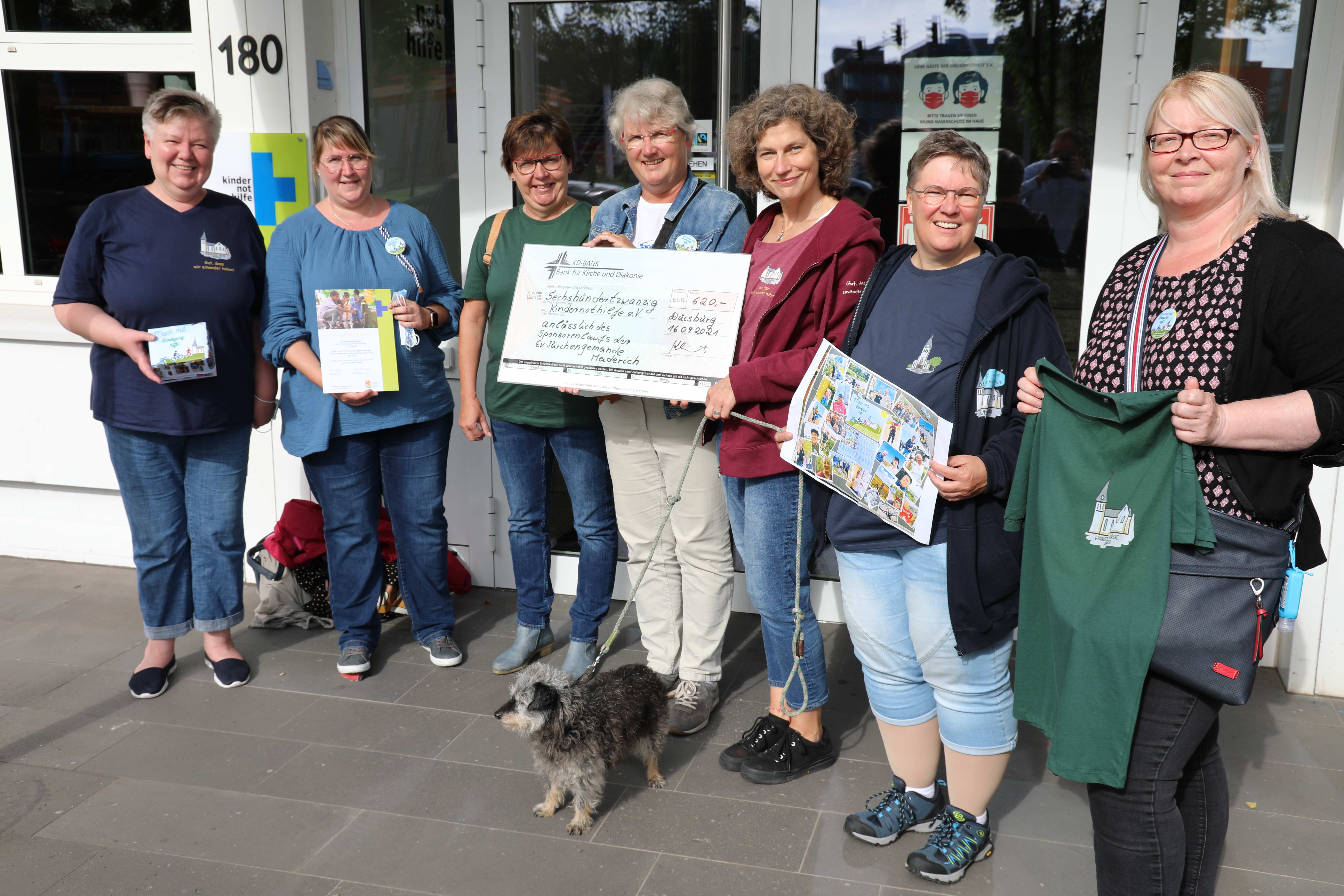 Scheckübergabe ev. Kirchengemeinde Meiderich (Quelle: Kindernothilfe)