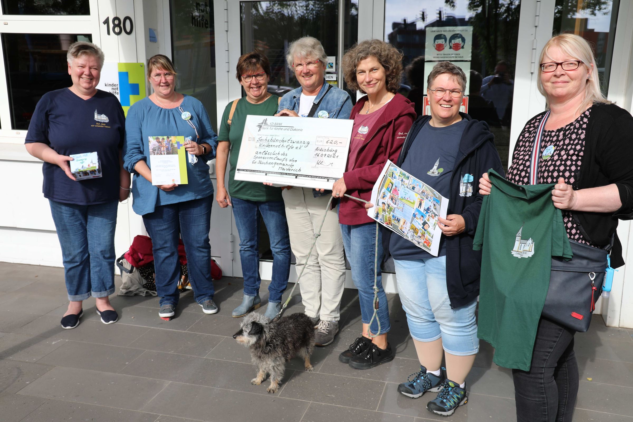 Scheckübergabe ev. Kirchengemeinde Meiderich (Quelle: Kindernothilfe) Scheckübergabe ev. Kirchengemeinde Meiderich (Quelle: Kindernothilfe)