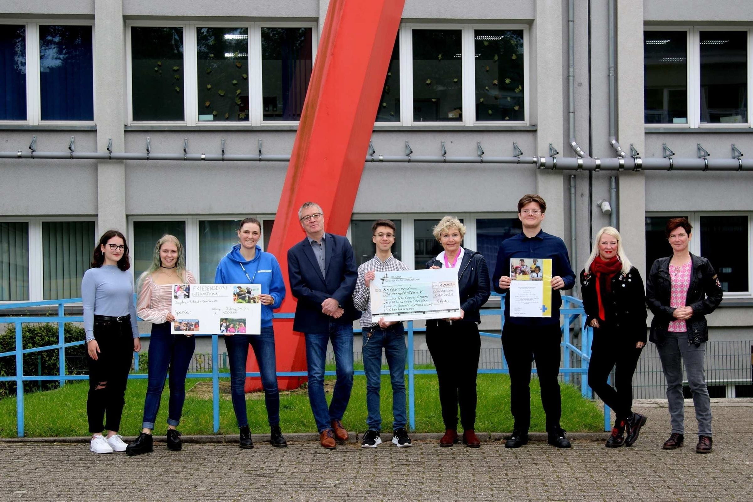 Scheckübergabe Sophie-Scholl-Gymnasium Oberhausen  (Quelle: Michaela und Frank Brumm von Grizzley-Multimedia) Scheckübergabe Sophie-Scholl-Gymnasium Oberhausen  (Quelle: Michaela und Frank Brumm von Grizzley-Multimedia)