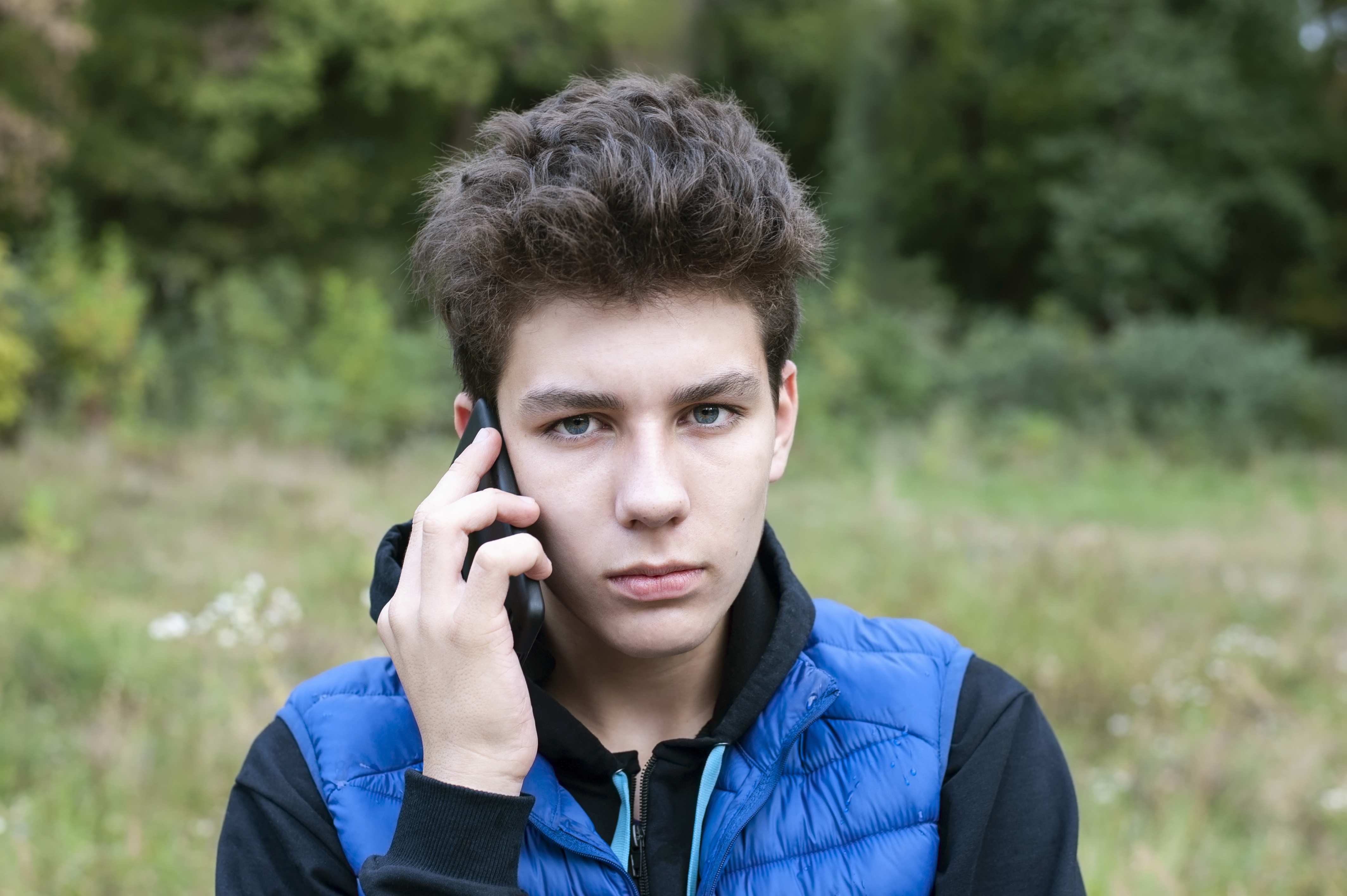 Junge nimmt telefonische Hilfe in Anspruch (Quelle: Мар'ян Філь/Adobe Stock)
