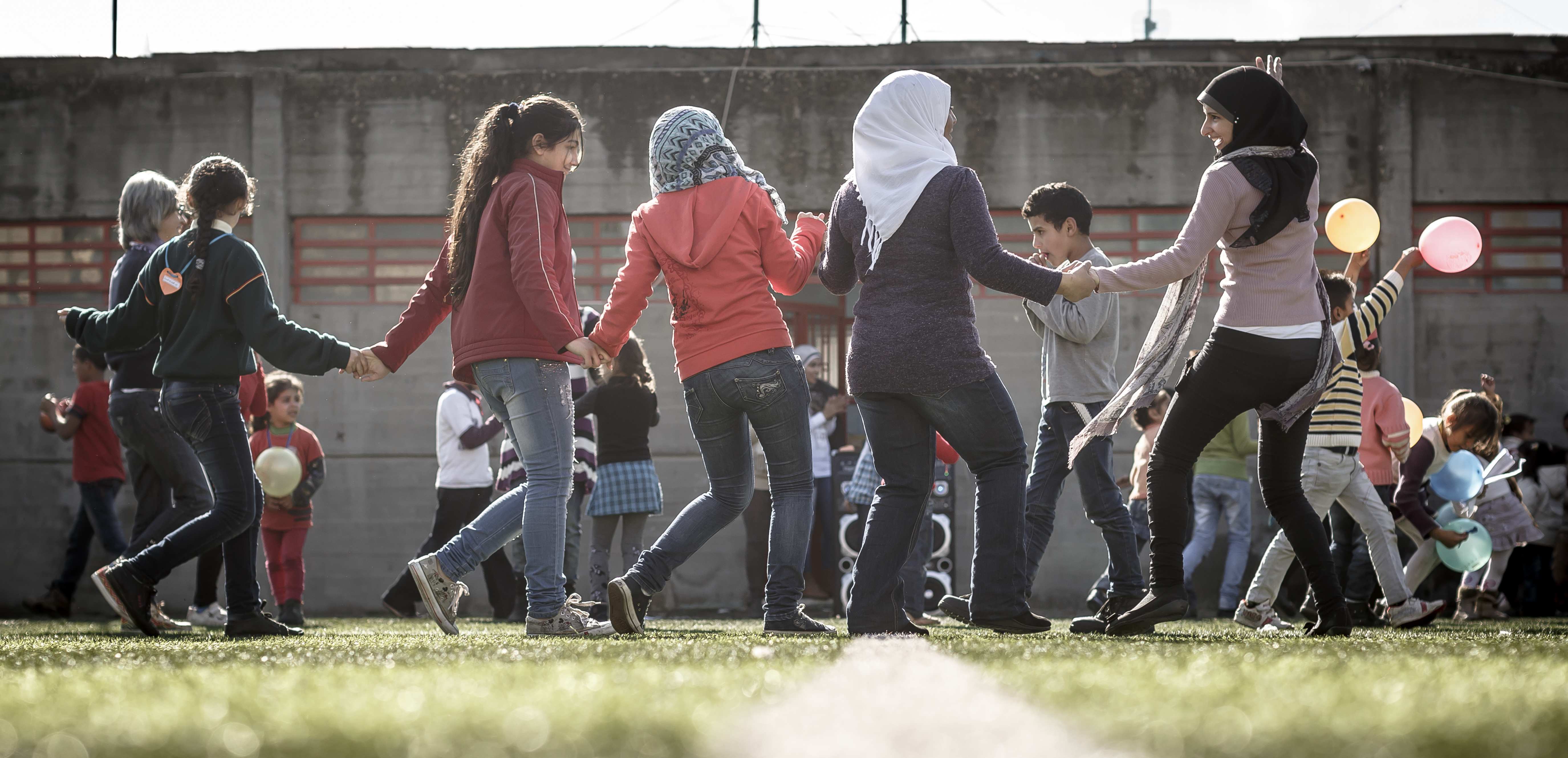 Jungen Mädchen im Libanon halten sich an den Händen und tanzen im Kreis. (Quelle: Jakob Studnar)