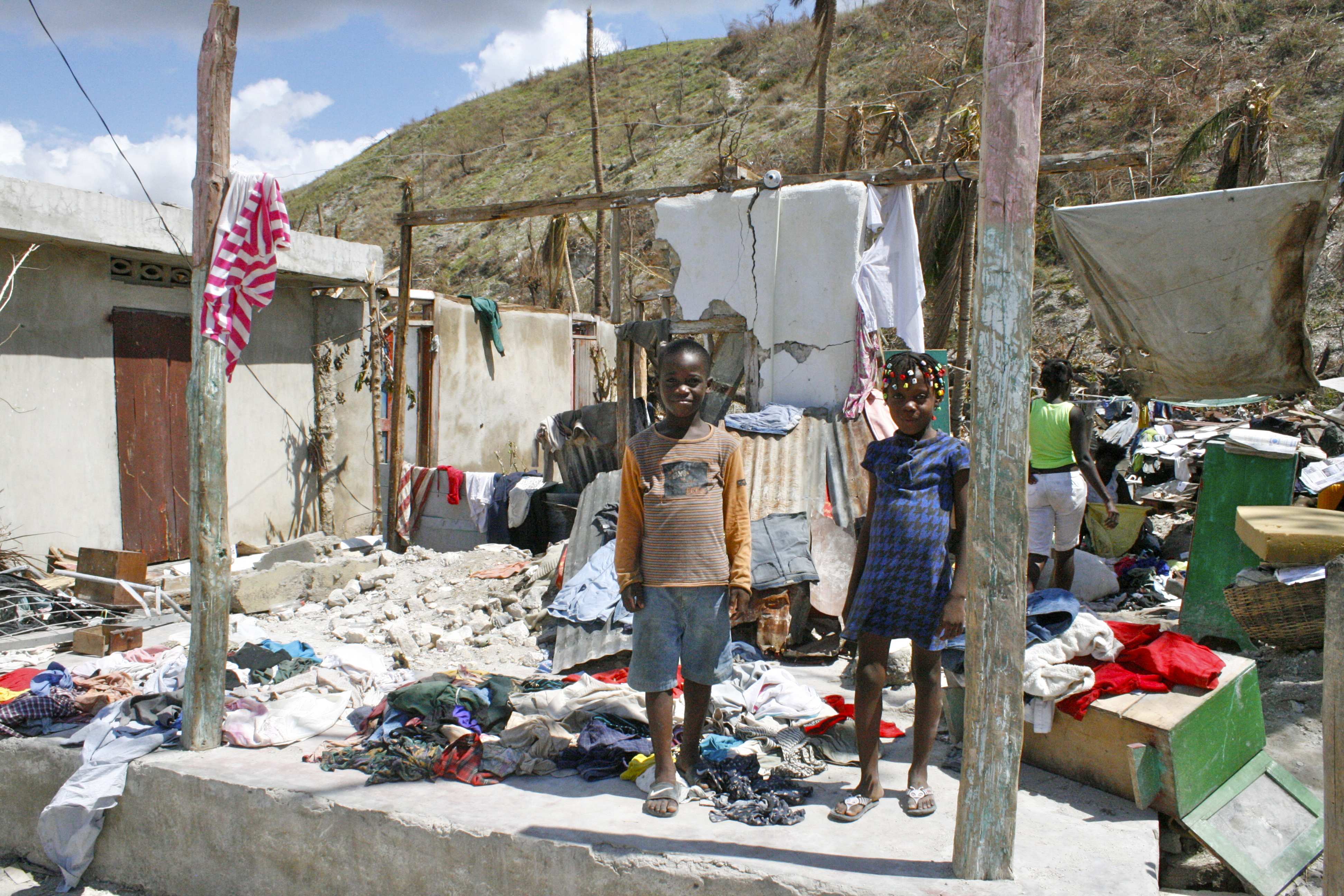 Kinder vor ihrem durch Hurrikan Matthew zerstörten Haus (Quelle: Jürgen Schübelin)