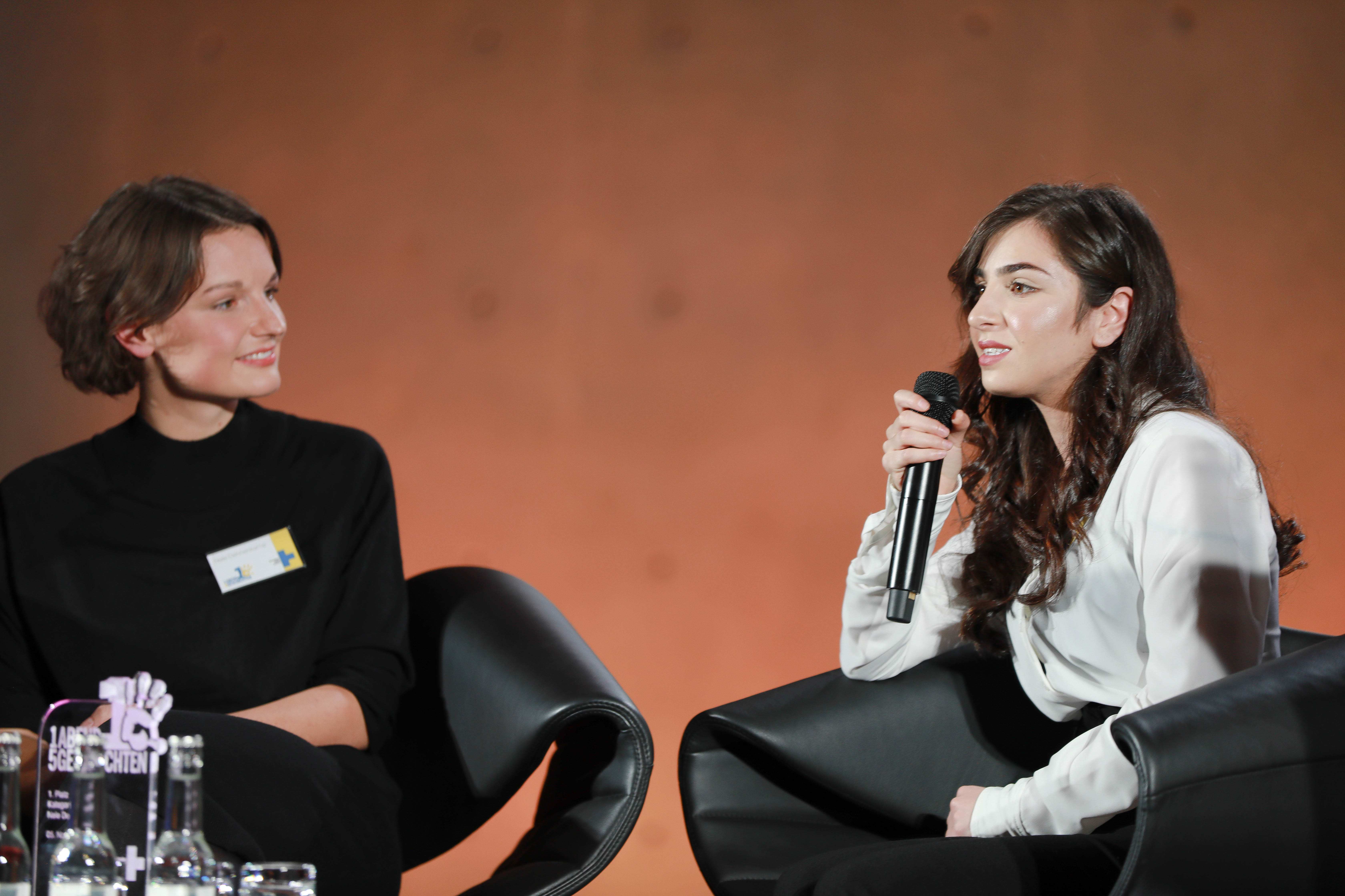 Die Gewinnerin des "Story on Stage"-Preises, Nele Dehnenkamp (links),  zusammen mit Hanan, Protagonistin des Films "Seepferdchen" (Quelle: Ralf Krämer)