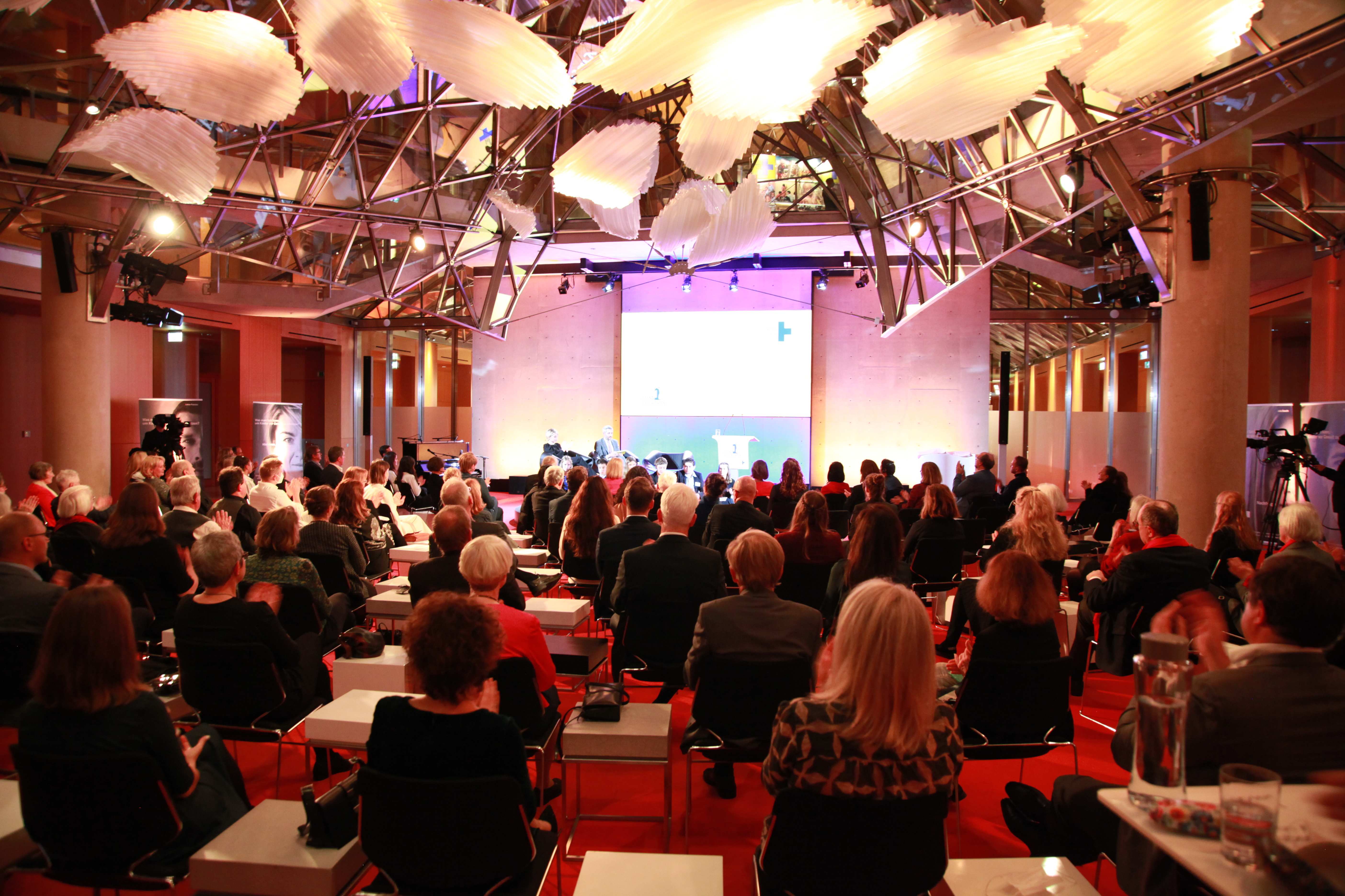 Coronakonformes Event in der Axica (Quelle: Ralf Krämer)