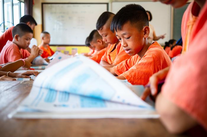 Kinder aus Thailand beim Lernen