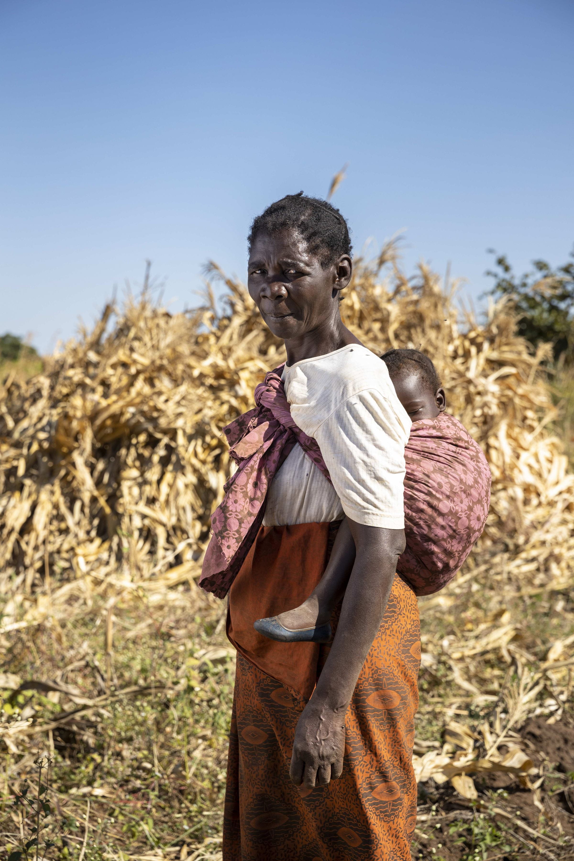 Eine Frau aus Sambia mit Kinder auf dem Rücken. (Christian o. Bruch)