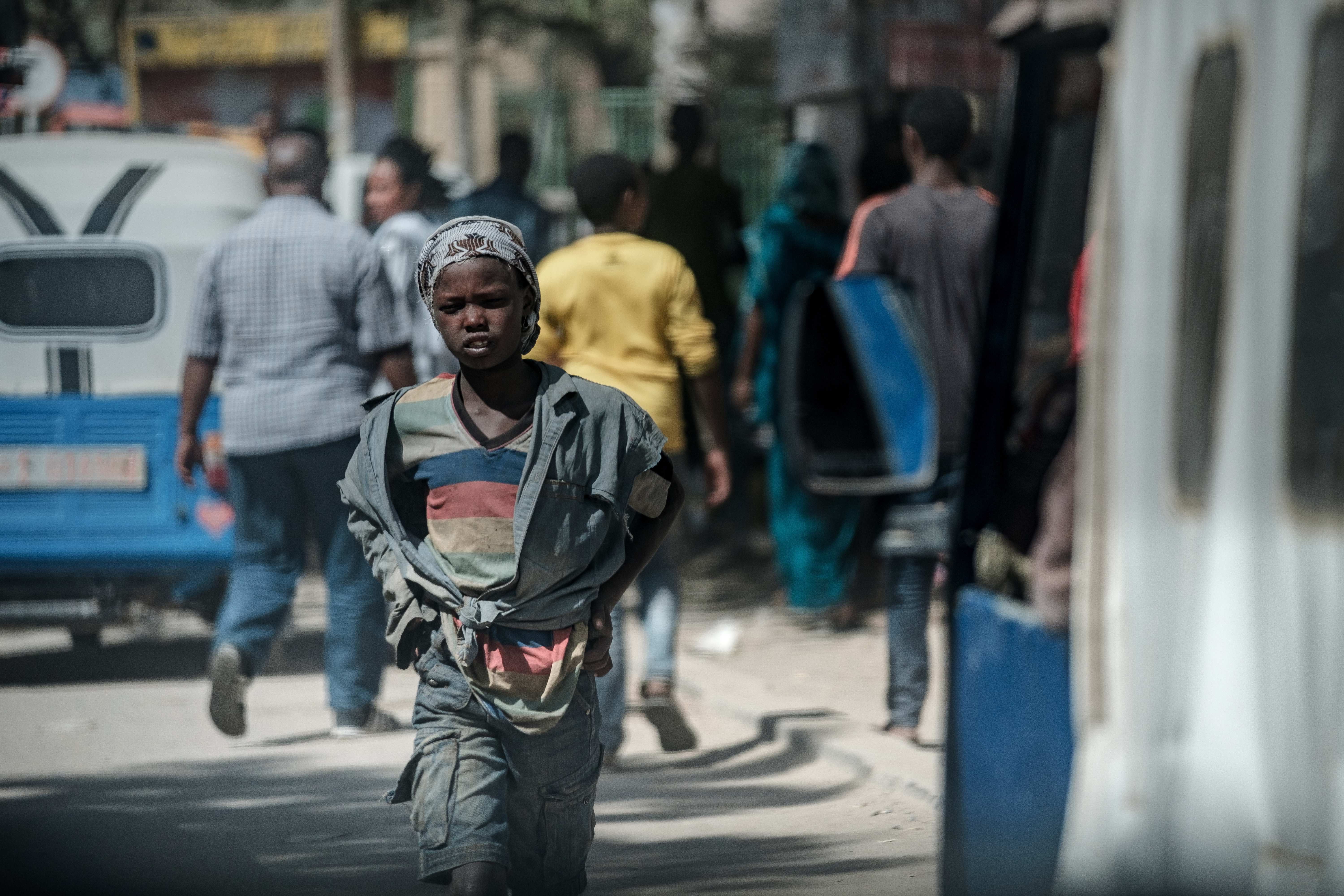 Ein Kind käuft durch die Straßen von Dire Dawa in Äthiopien (Quelle: Jakob Studnar /  FUNKE Foto Services)