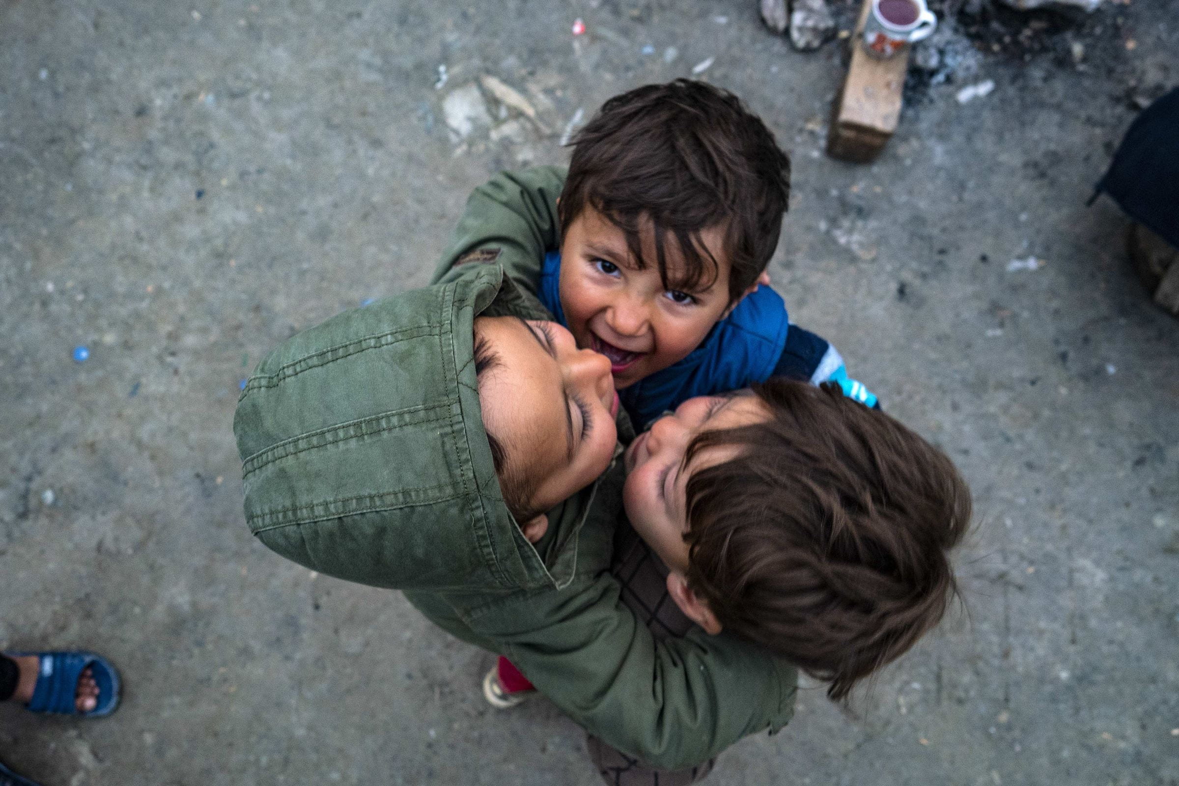 Kinder im Flüchlingscamp auf Lesbos umarmen sich (Quelle: Knut Bry)