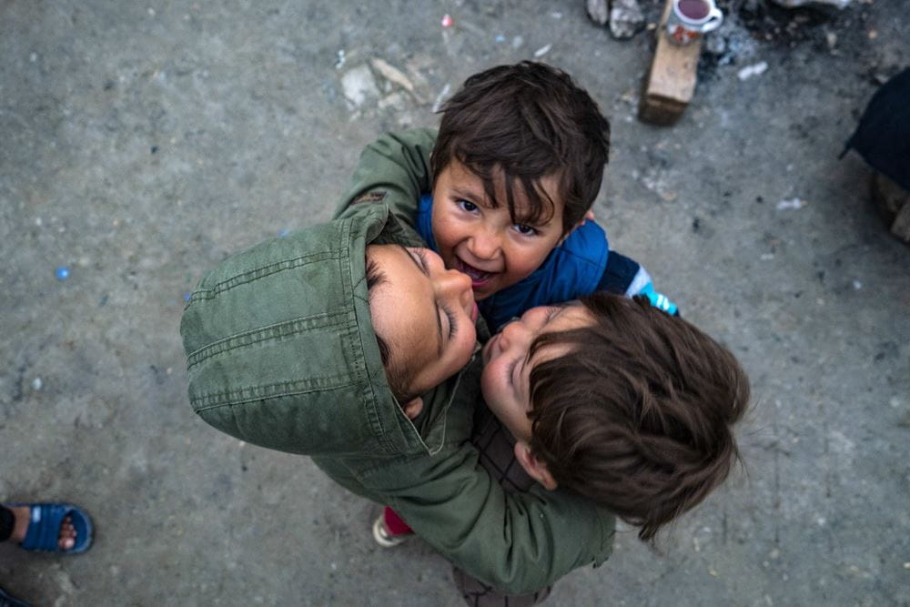 Kinder im Flüchlingscamp auf Lesbos umarmen sich (Quelle: Knut Bry) Kinder im Flüchlingscamp auf Lesbos umarmen sich (Quelle: Knut Bry)