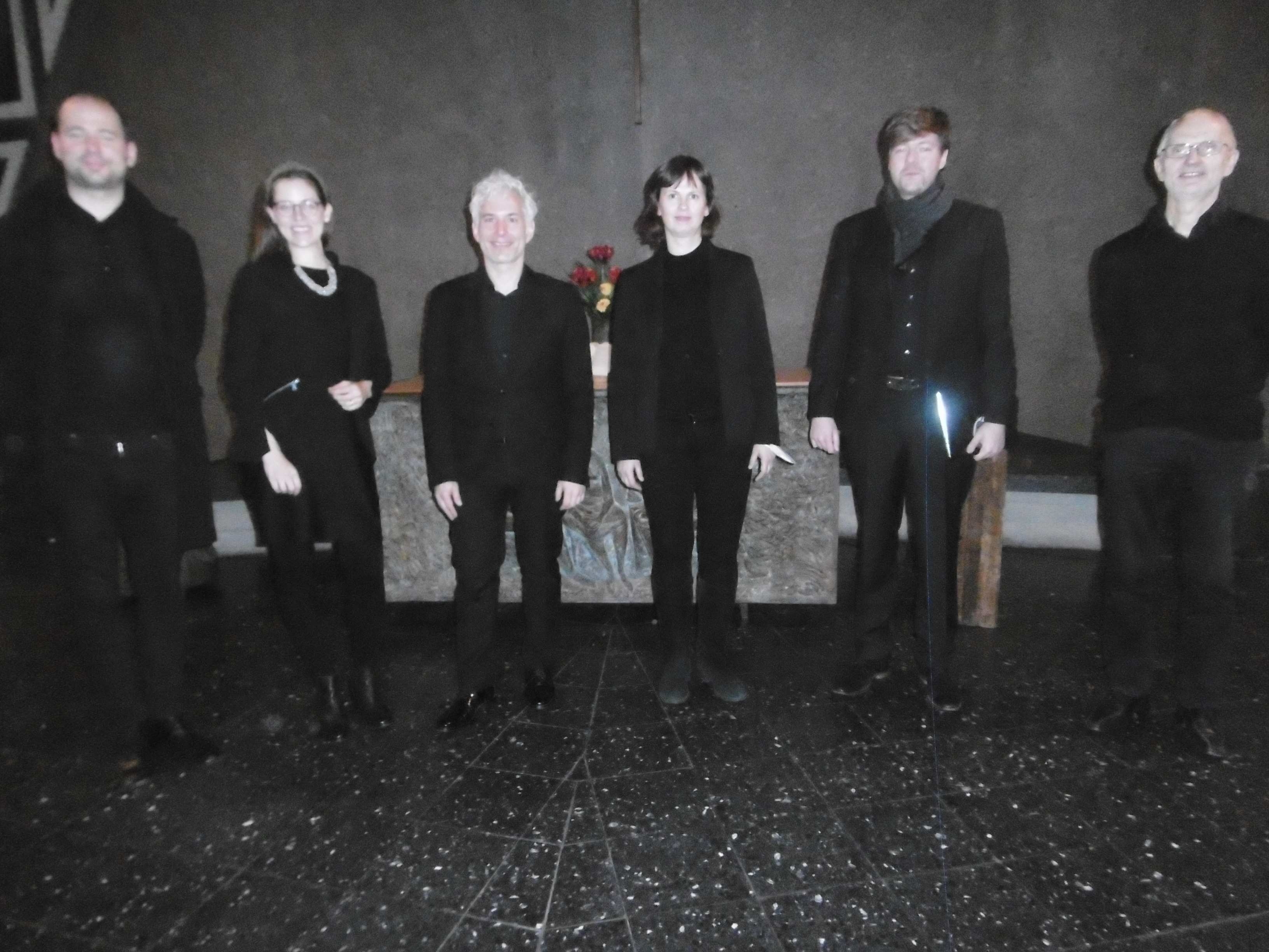 Vokalquintett nach dem Adventskonzert in der Potsdamer Zufluchtskirche am 27.11.2021. Aufgenommen von Bettina Brümann/Arbeitskreis Potsdam-Falkensee Vokalquintett nach dem Adventskonzert in der Potsdamer Zufluchtskirche am 27.11.2021. Aufgenommen von Bettina Brümann/Arbeitskreis Potsdam-Falkensee