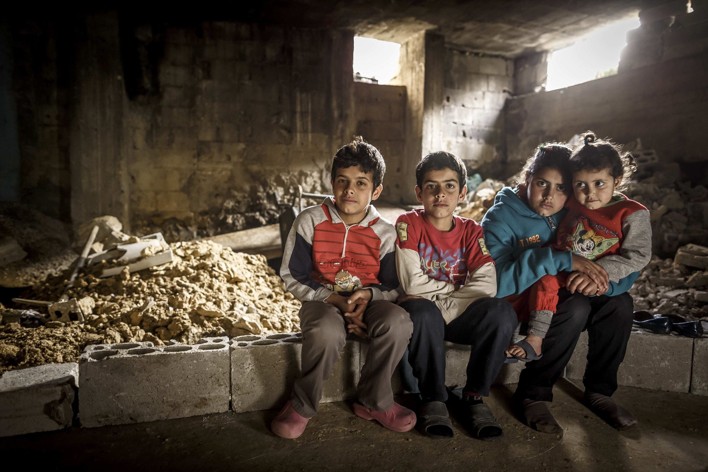 Syrische Kinder in einem baufälligen Keller. (Quelle: Jakob Studnar)