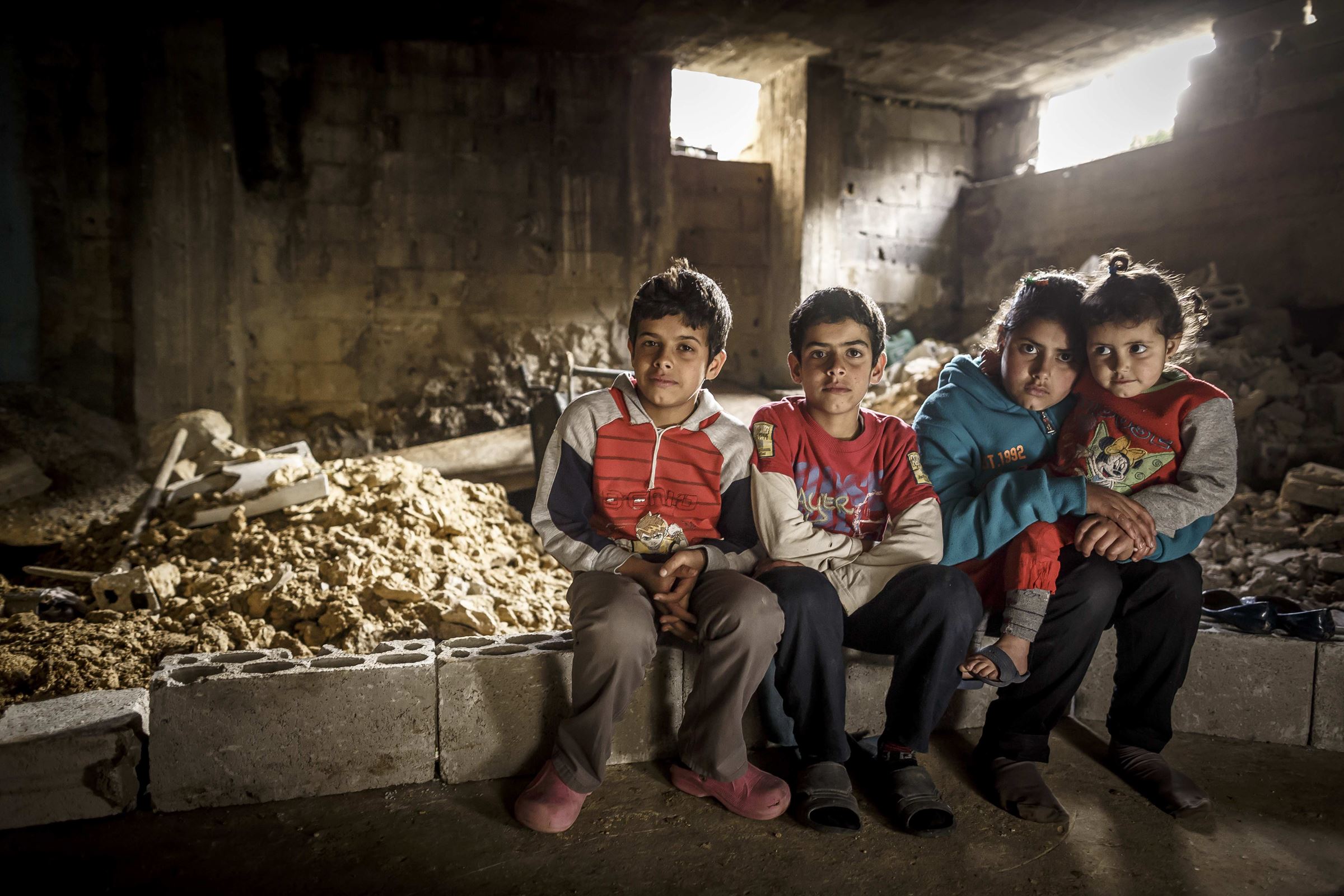 Syrische Kinder in einem baufälligen Keller. (Quelle: Jakob Studnar) Syrische Kinder in einem baufälligen Keller. (Quelle: Jakob Studnar)