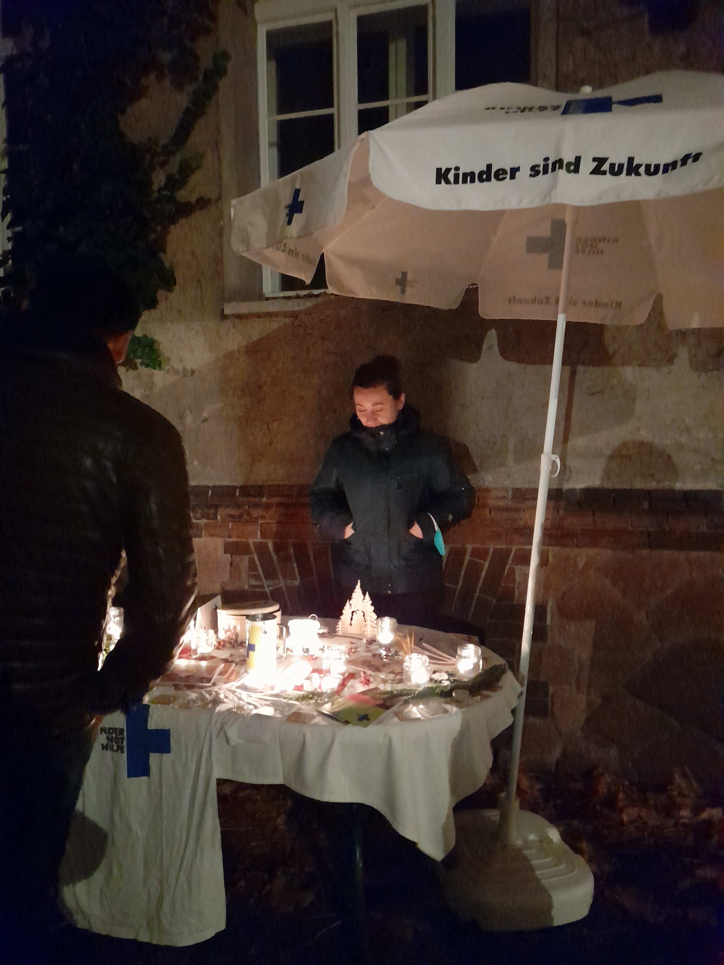 Stand des Kindernothilfe-Arbeitskreises Halle beim Adventsmarkt der Domgemeinde (Quelle: privat)