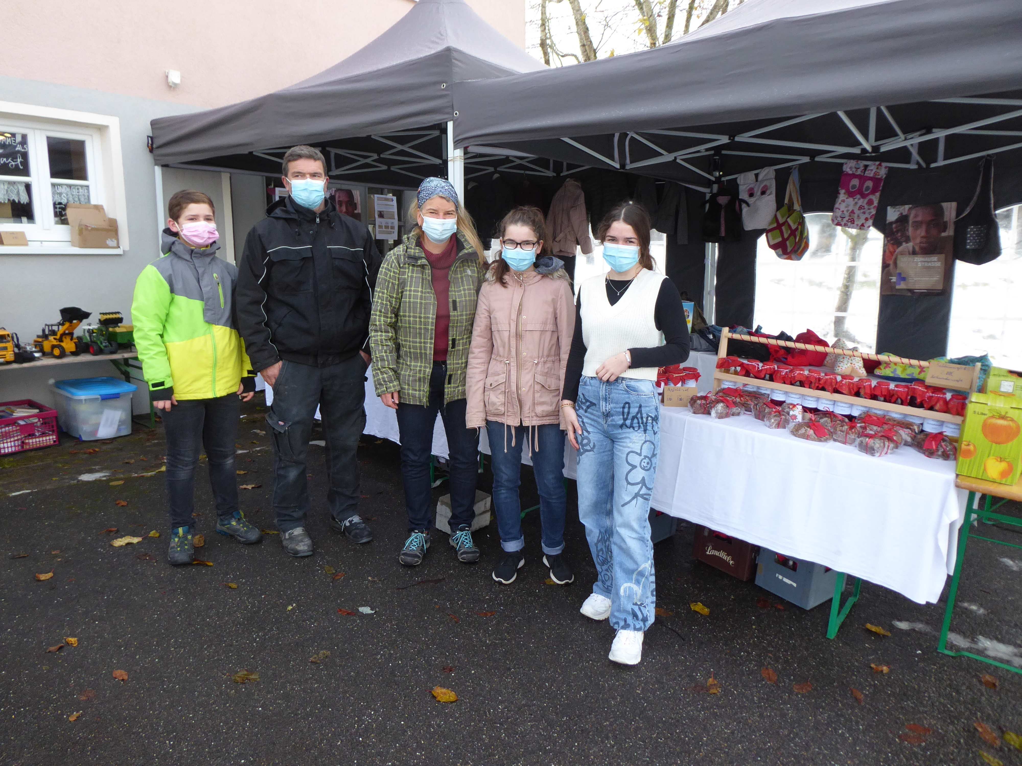Familie Faißt vor ihrem Adventsmarktstand (Quelle: privat)