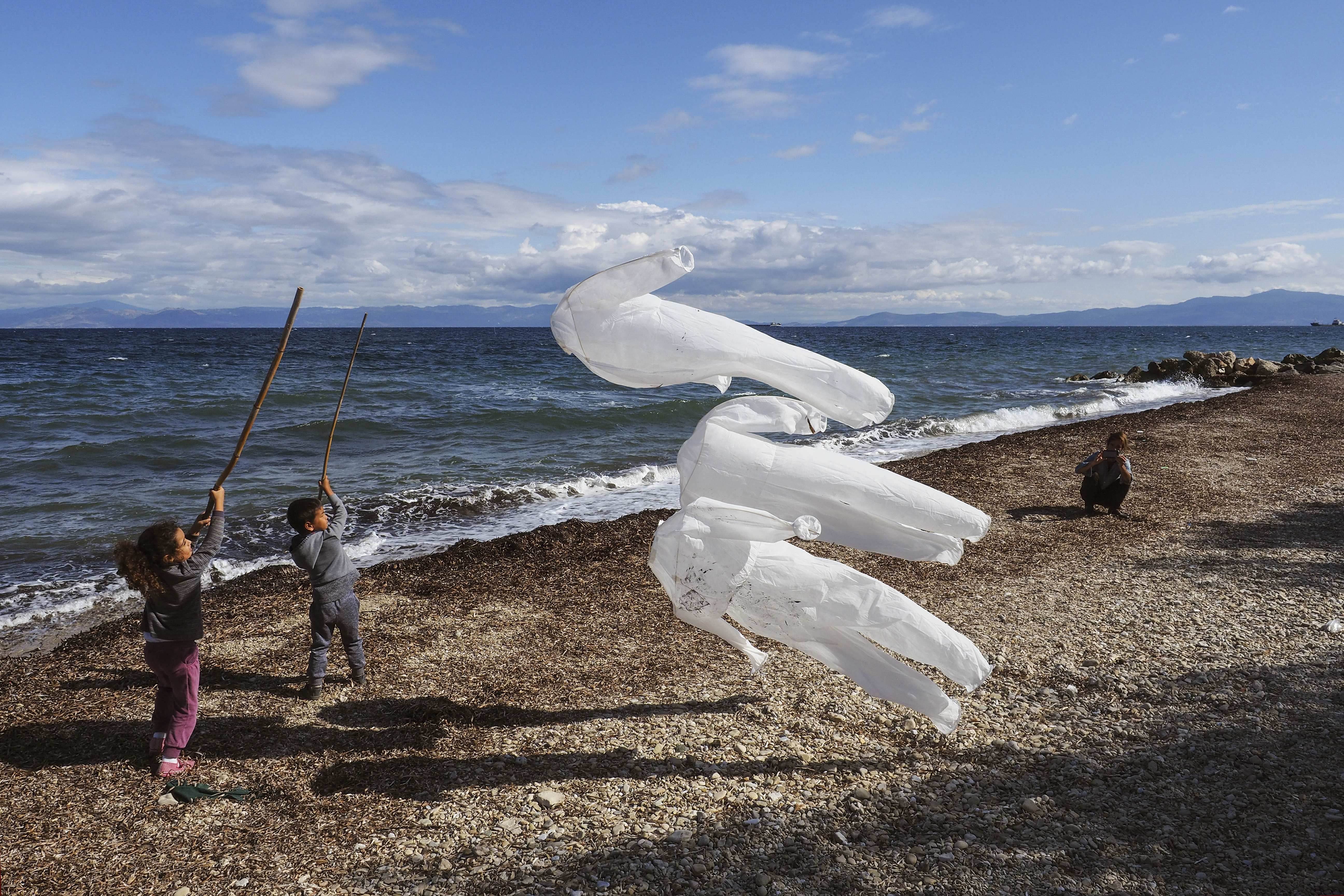 Zwei Kinder aus Lesbos am Strand, Kindernothilfe WAZ Weihnachtsspendenaktion