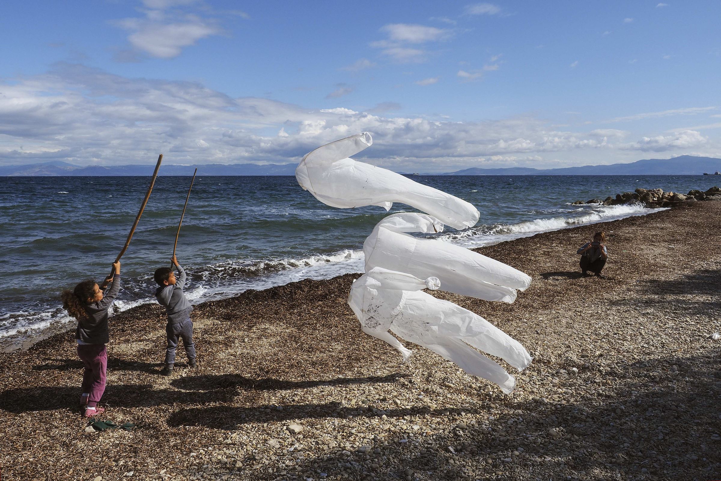 Zwei Kinder aus Lesbos am Strand, WAZ-Spendenaktion in LesbosWAZ-Reise Zwei Kinder aus Lesbos am Strand, WAZ-Spendenaktion in LesbosWAZ-Reise
