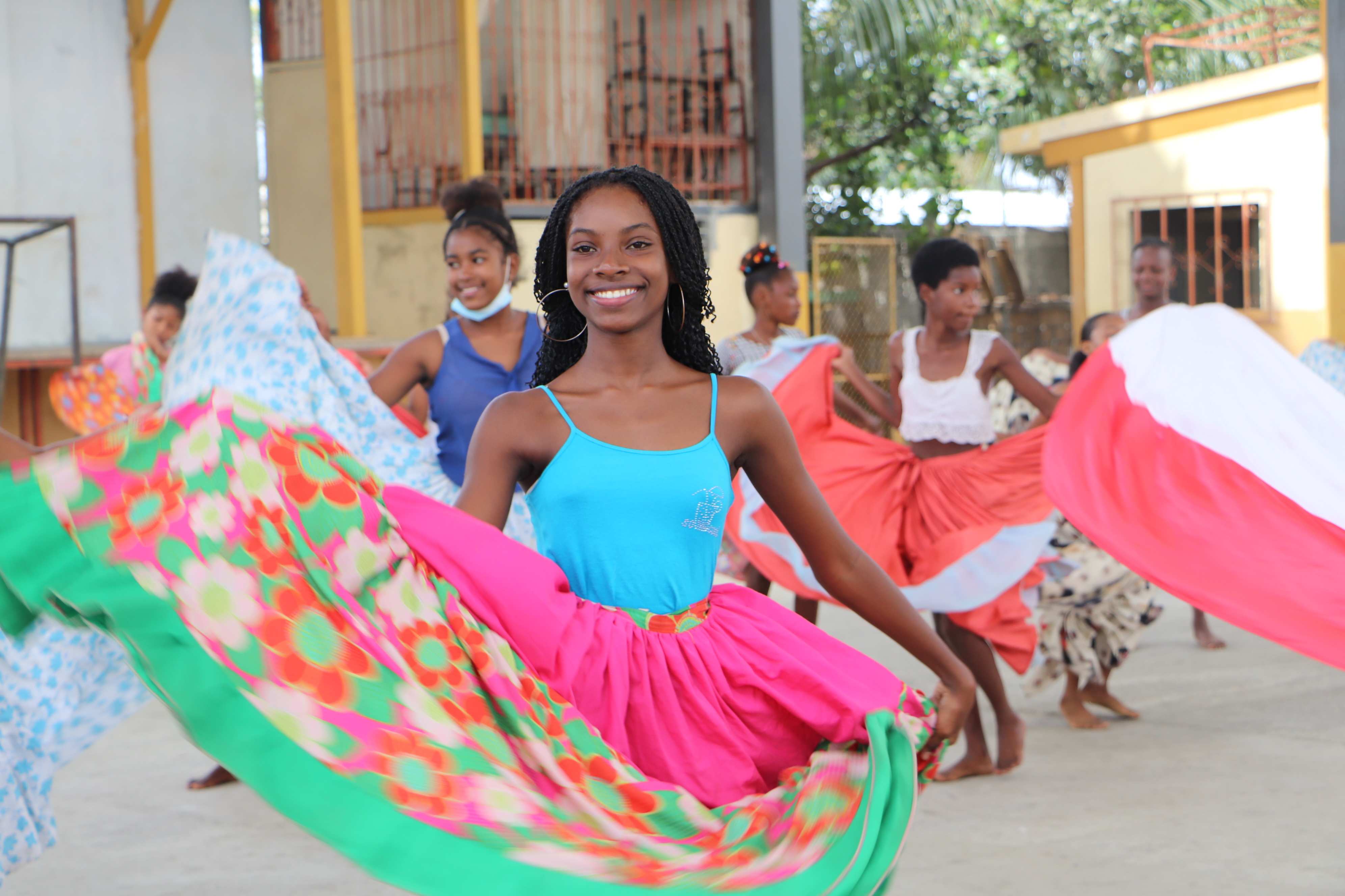 Mädchen aus Ecuador tanzt Marimba. Projekt 86014