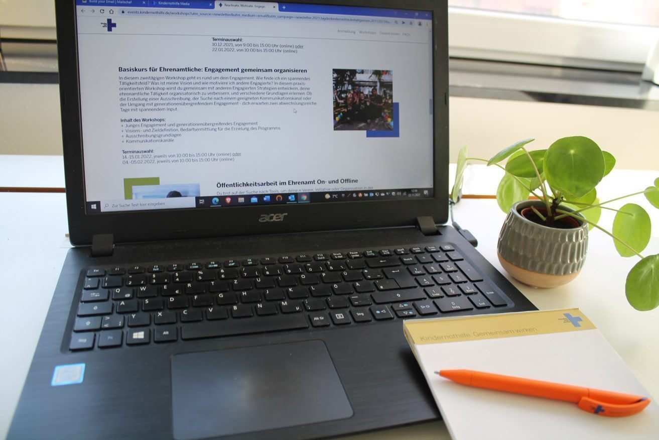 Beispielfoto von Laptop mit Web-Seminar der Kindernothilfe. Beispielfoto von Laptop mit Web-Seminar der Kindernothilfe.