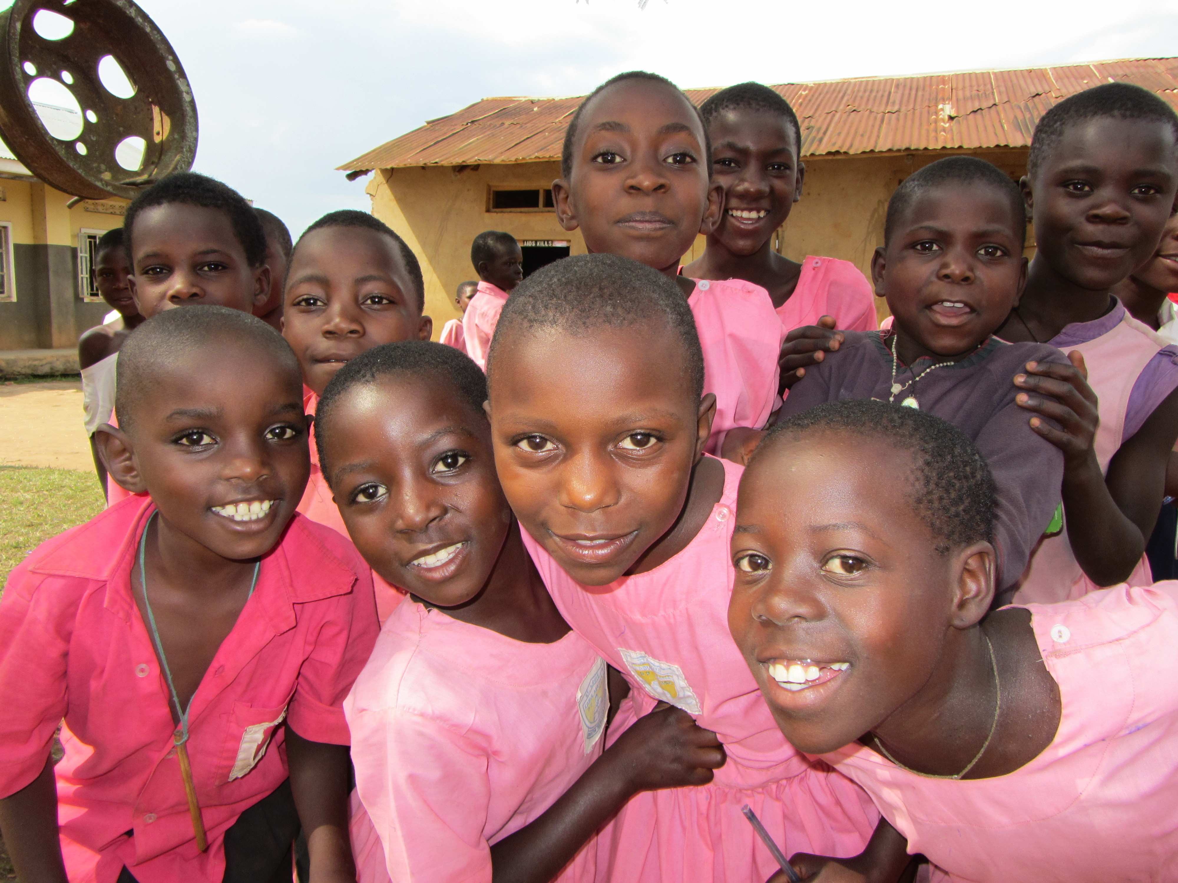 Kinder aus Uganda in ihren farbenfrohen Schuluniformen (Quelle: Kindernothilfe)