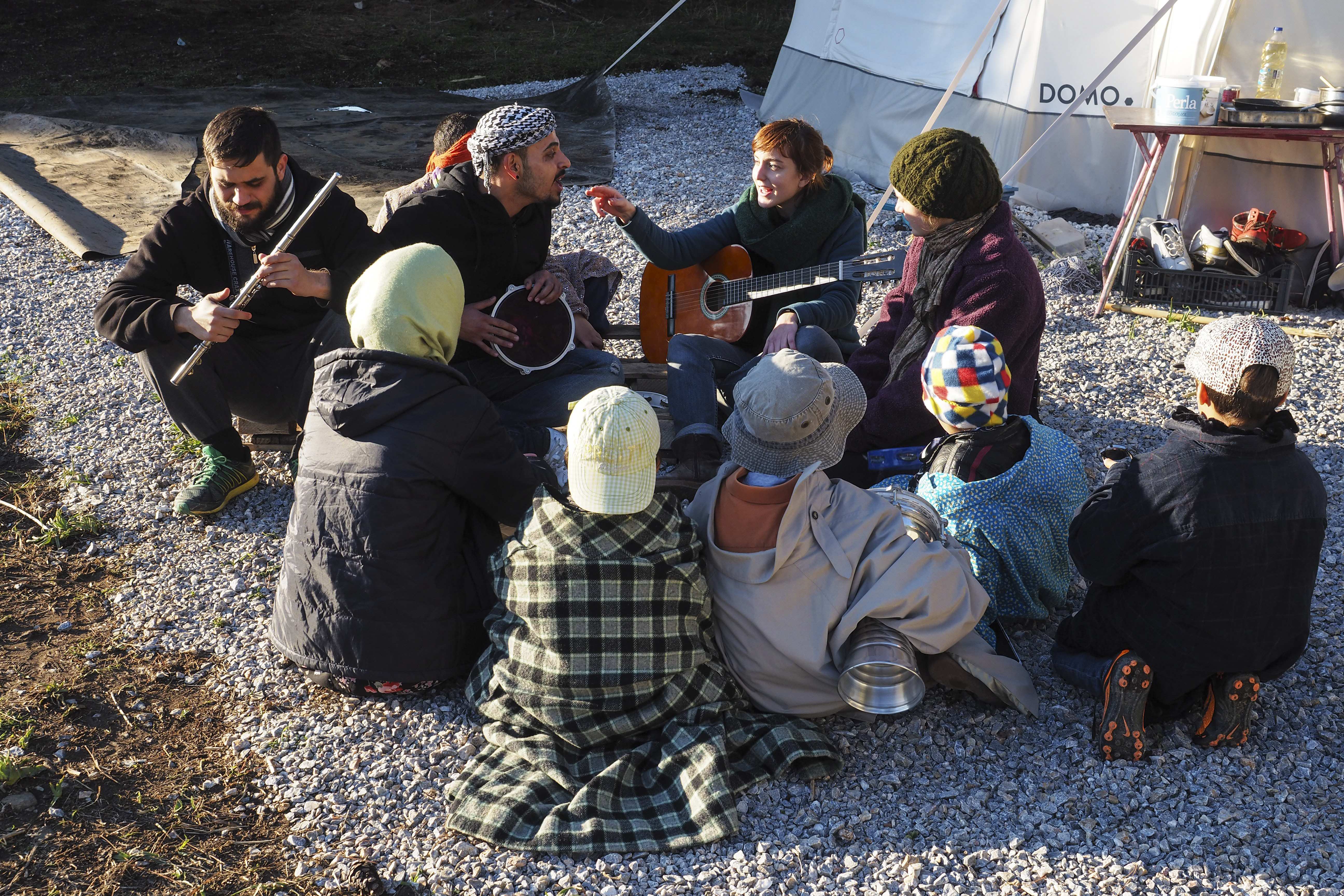 Eine Gruppe Menschen auf Lesbos, WAZ-Spendenaktion in Lesbos WAZ-Reise, Foto: Knut Bry