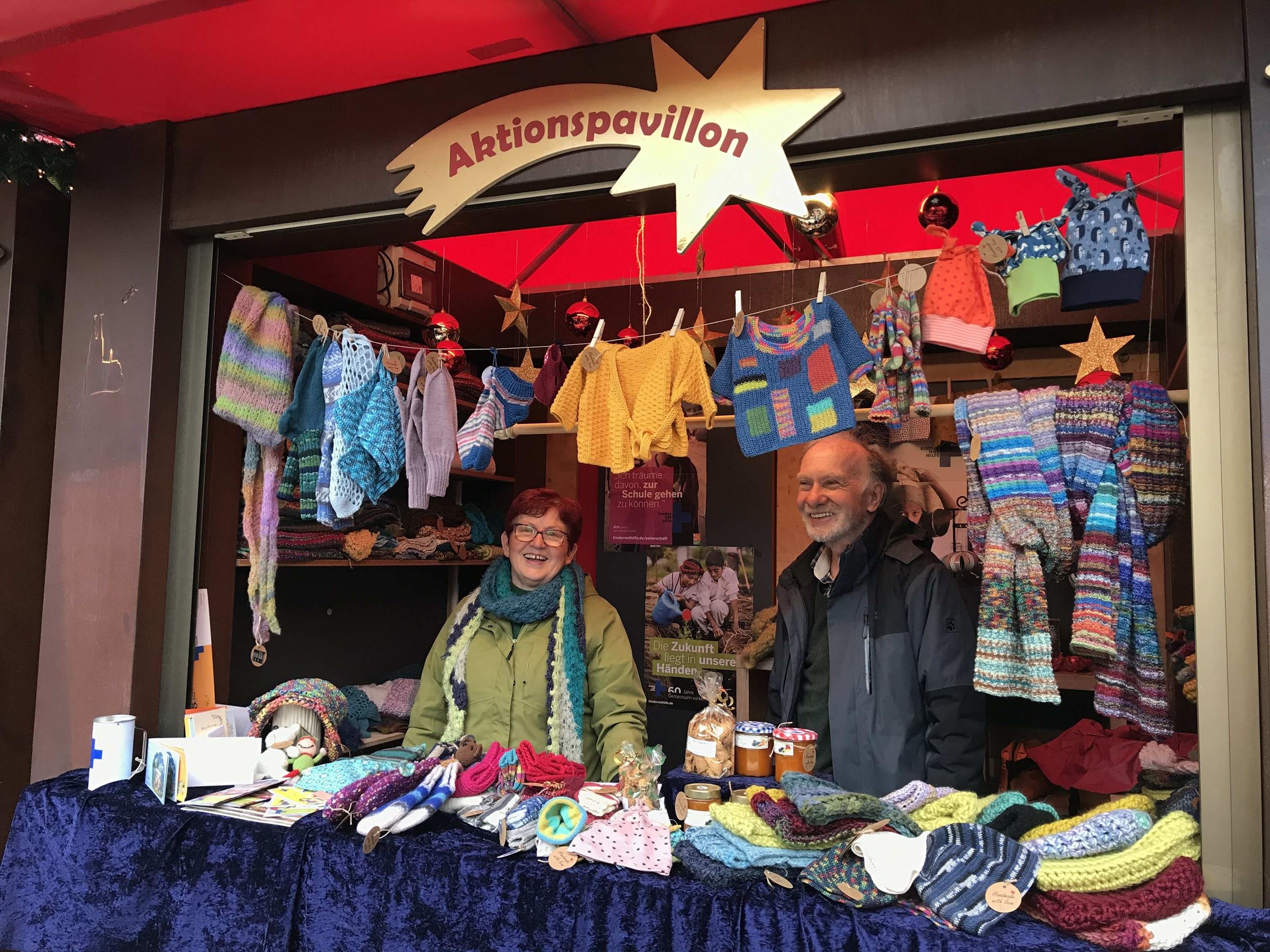 Arbeitskreis Köln auf dem Weihnachtsmarkt am Dom 2021 in Köln (Quelle: privat) Arbeitskreis Köln auf dem Weihnachtsmarkt am Dom 2021 (Quelle: privat)