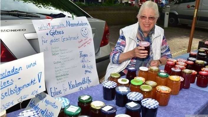 Swenna Busch aus Nordhorn verkauft Marmelade aund Sirup auf dem Wochenmarkt (Quelle: Mit freundlicher Genehmigung von Lüken/Grafschafter Nachrichten)