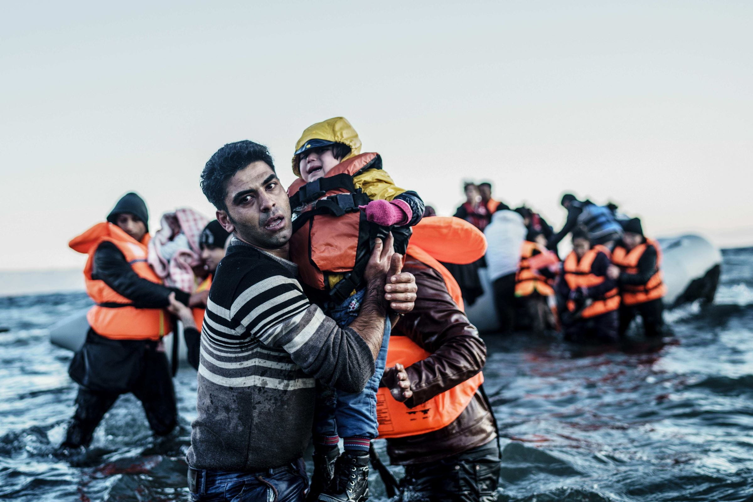 Herbst 2015: Tausende Flüchtlinge stranden mit Schlauchbooten vor der Küste von Lesbos. Die Fischerleute im Dorf Sikamia versuchen zu retten, wer zu retten ist.(Quelle: imago stock / imago/ZUMA Press)