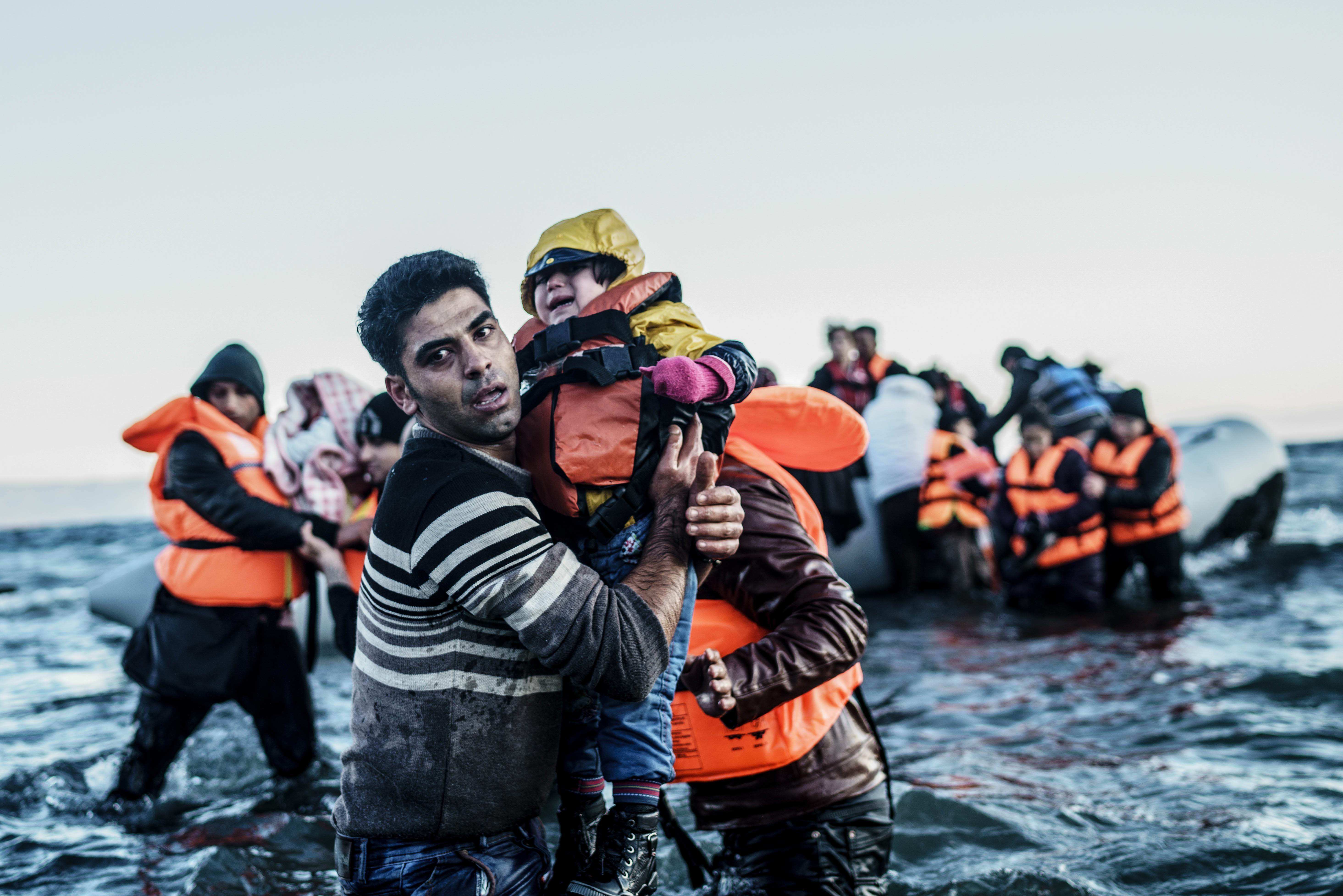 Herbst 2015: Tausende Flüchtlinge stranden mit Schlauchbooten vor der Küste von Lesbos. Die Fischerleute im Dorf Sikamia versuchen zu retten, wer zu retten ist.(Quelle: imago stock / imago/ZUMA Press) Herbst 2015: Tausende Flüchtlinge stranden mit Schlauchbooten vor der Küste von Lesbos. Die Fischerleute im Dorf Sikamia versuchen zu retten, wer zu retten ist.(Quelle: imago stock / imago/ZUMA Press)