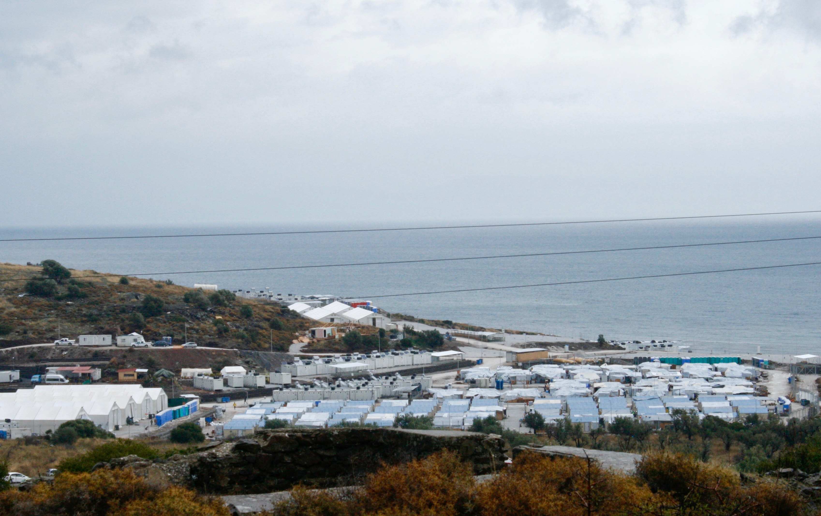 Überblicksfoto über das nach dem Moria-Brand im September 2020 entstandene "neue" provisorische, mit Stacheldraht umzäunte Lager "Mavrovouni", auch Kara Tepe ("Schwarzer Hügel") nördlich der Inselhauptstadt Mytilini, in dem immer noch zwischen 3000 und 3500 Geflüchtete untergebracht sind, darunter Hunderte Kinder.